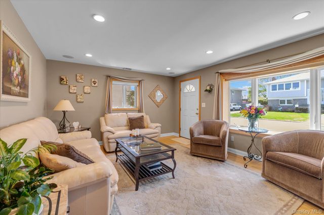 25 Bayview Avenue, Babylon, NY 11702