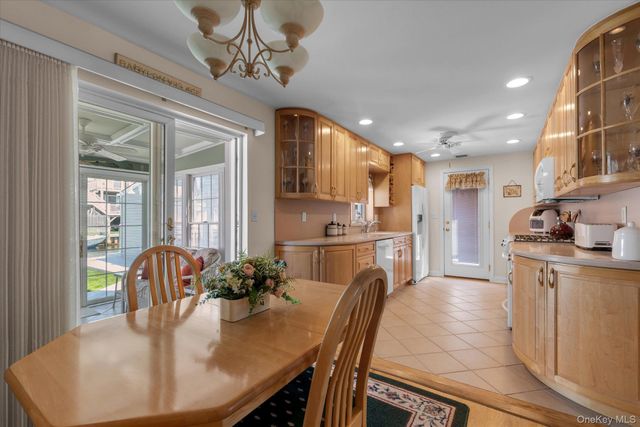 25 Bayview Avenue, Babylon, NY 11702