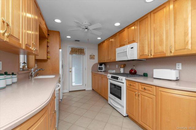 25 Bayview Avenue, Babylon, NY 11702
