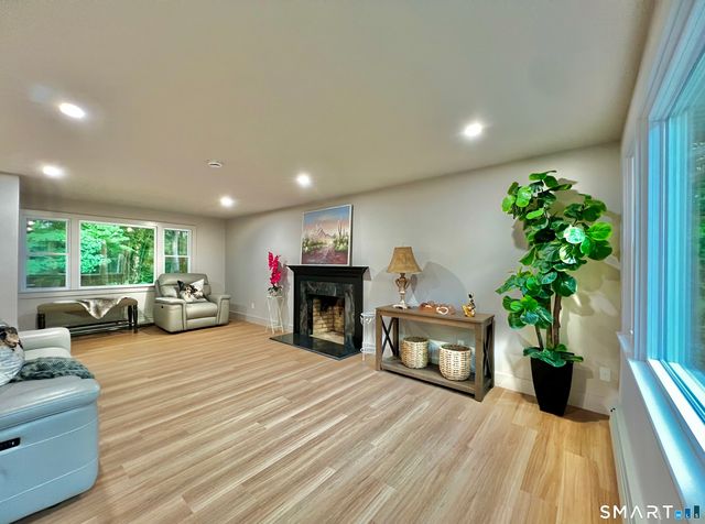 32 Forest Court North, Hamden, CT 06518