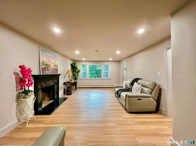 32 Forest Court North, Hamden, CT 06518