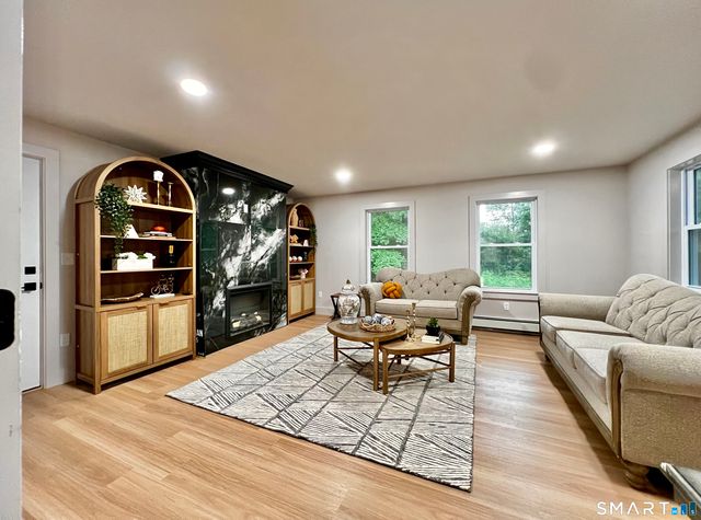 32 Forest Court North, Hamden, CT 06518