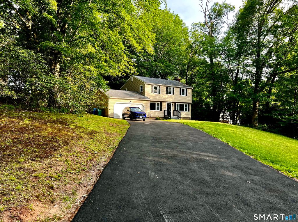 32 Forest Court North, Hamden, CT 06518