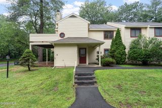 212 Yorktown Drive, Halfmoon, NY 12065