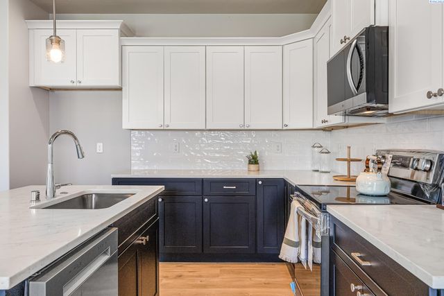 7402 Grapevine Ct, West Richland, WA 99353