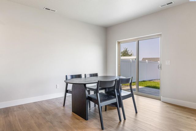 7402 Grapevine Ct, West Richland, WA 99353