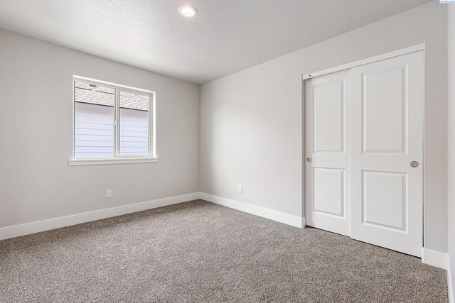 7402 Grapevine Ct, West Richland, WA 99353