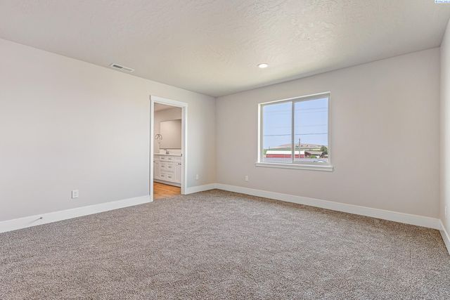 7402 Grapevine Ct, West Richland, WA 99353