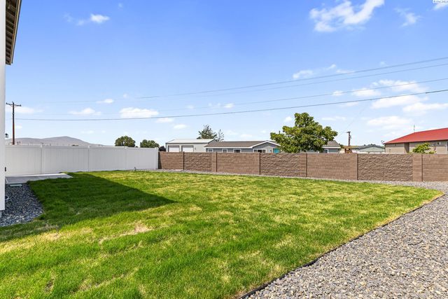 7402 Grapevine Ct, West Richland, WA 99353