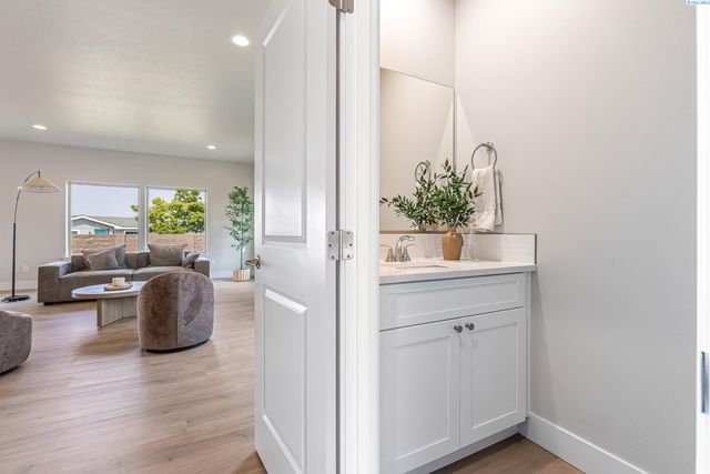 7402 Grapevine Ct, West Richland, WA 99353