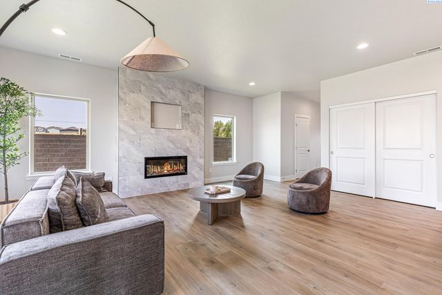 7402 Grapevine Ct, West Richland, WA 99353