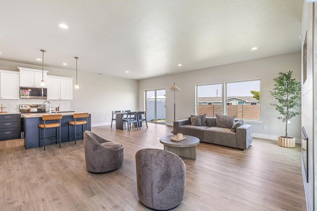 7402 Grapevine Ct, West Richland, WA 99353