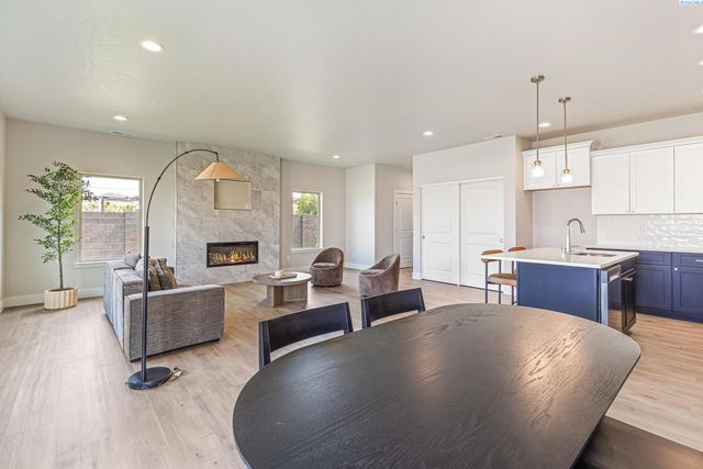 7402 Grapevine Ct, West Richland, WA 99353