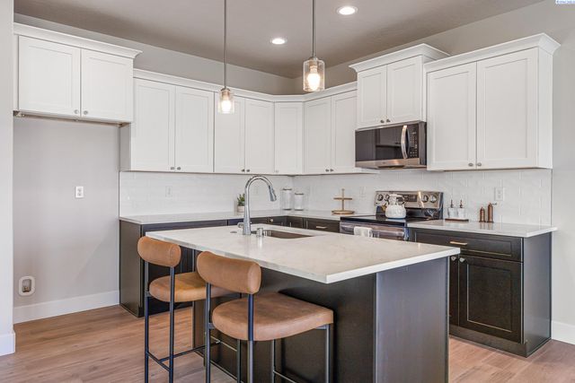 7402 Grapevine Ct, West Richland, WA 99353