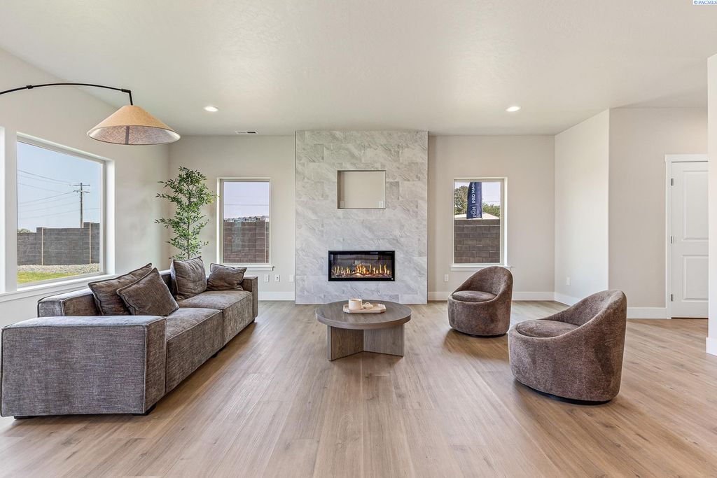 7402 Grapevine Ct, West Richland, WA 99353