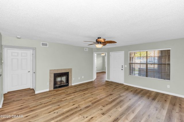 355 Lakepointe Dr Unit 102, Altamonte Springs, FL 32701