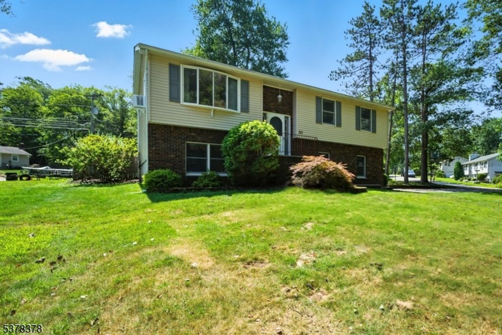 30 Lakeshore Dr E, Vernon Twp., NJ 07422