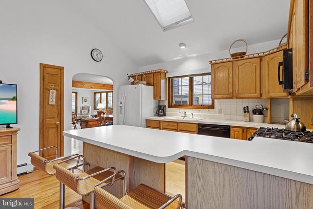 373 N 2ND ST, Surf City, NJ 08008