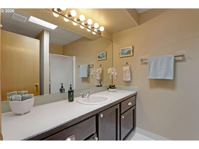 17300 Sw LISA St, Beaverton, OR 97006