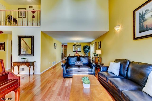 4 Dakota Trl, Branchburg Twp., NJ 08876