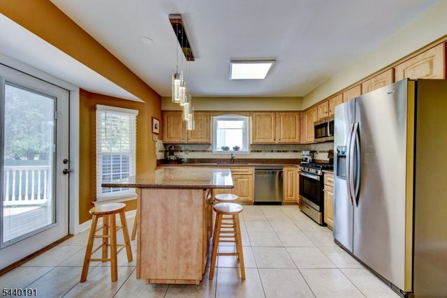 4 Dakota Trl, Branchburg Twp., NJ 08876