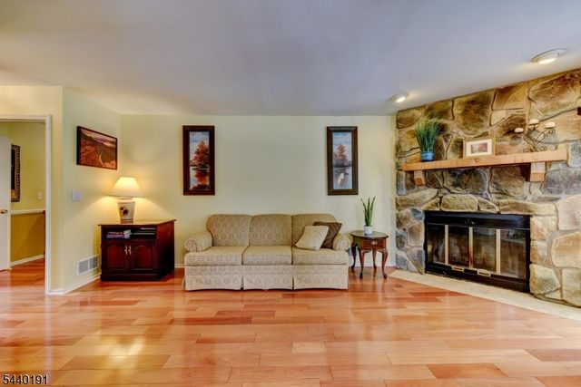 4 Dakota Trl, Branchburg Twp., NJ 08876
