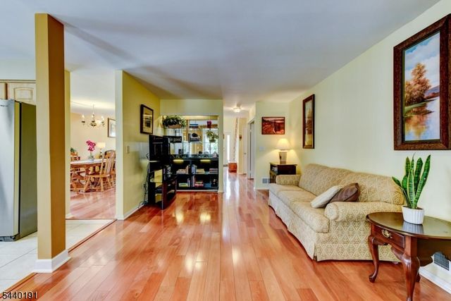 4 Dakota Trl, Branchburg Twp., NJ 08876