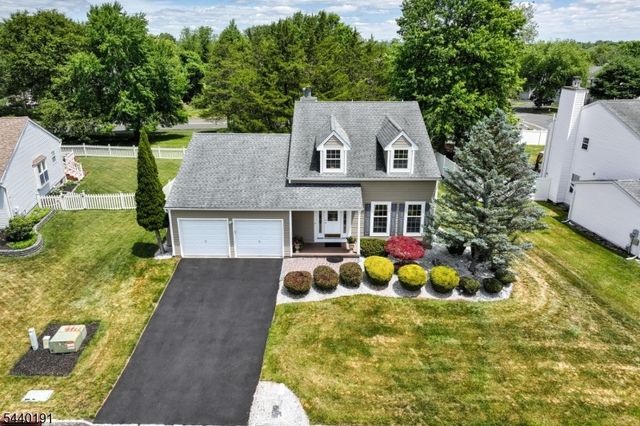 4 Dakota Trl, Branchburg Twp., NJ 08876