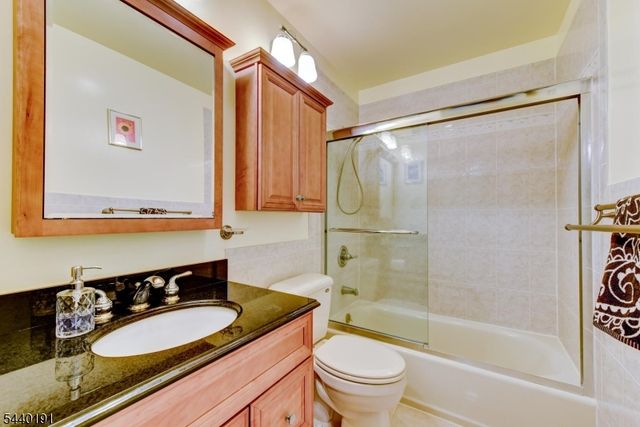 4 Dakota Trl, Branchburg Twp., NJ 08876