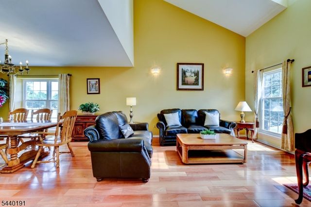 4 Dakota Trl, Branchburg Twp., NJ 08876