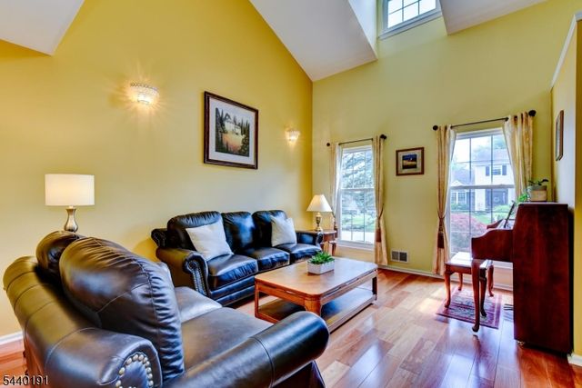 4 Dakota Trl, Branchburg Twp., NJ 08876