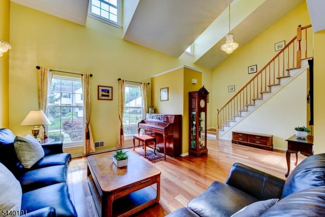 4 Dakota Trl, Branchburg Twp., NJ 08876