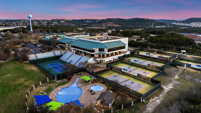 105 Birdie DR, The Hills, TX 78738