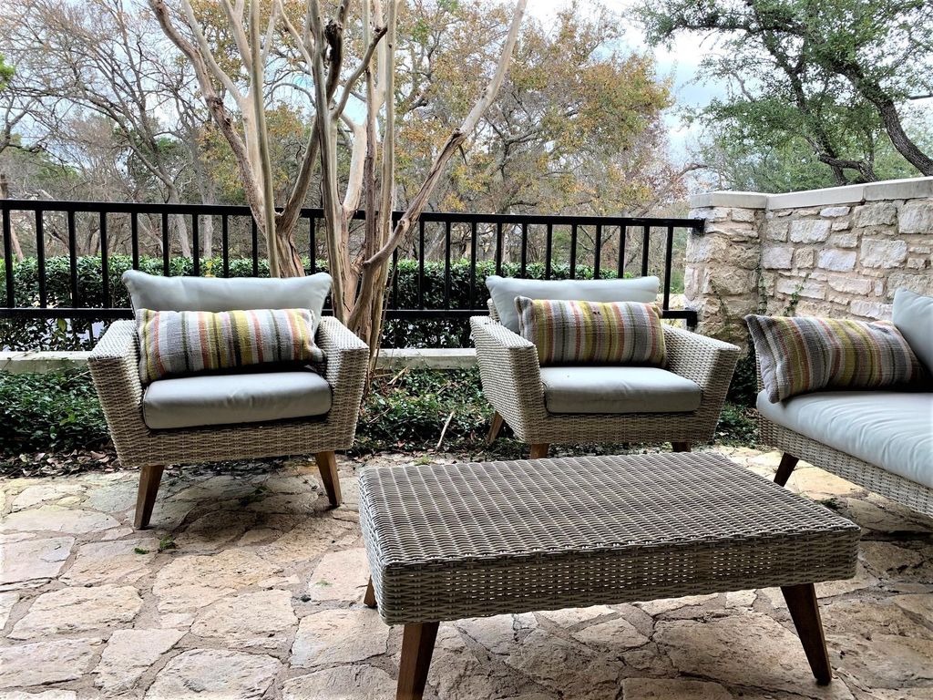 105 Birdie DR, The Hills, TX 78738