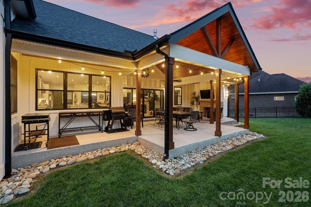 559 Blacksmith Run Drive, Hendersonville, NC 28792