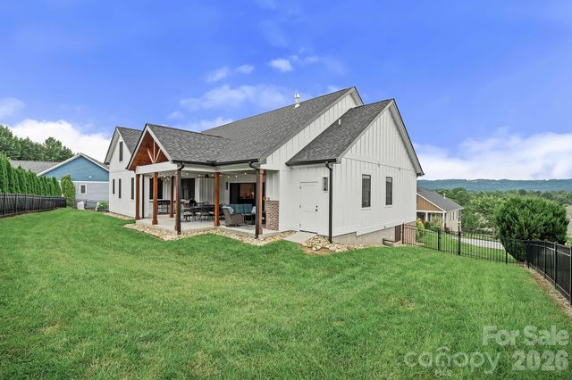 559 Blacksmith Run Drive, Hendersonville, NC 28792