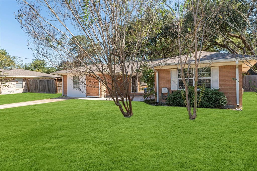 1529 Pin Oak Drive, Huntsville, TX 77340