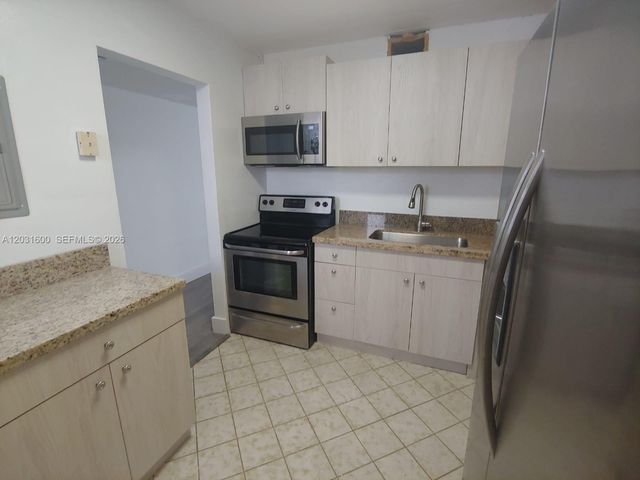 3660 NE 166th St 511, North Miami Beach, FL 33160