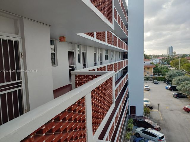 3660 NE 166th St 511, North Miami Beach, FL 33160
