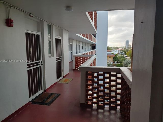 3660 NE 166th St 511, North Miami Beach, FL 33160