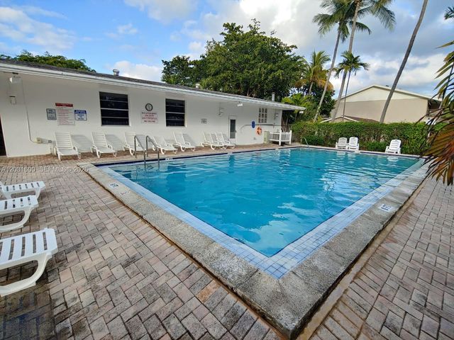 3660 NE 166th St 511, North Miami Beach, FL 33160