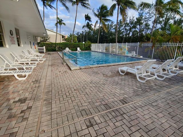 3660 NE 166th St 511, North Miami Beach, FL 33160