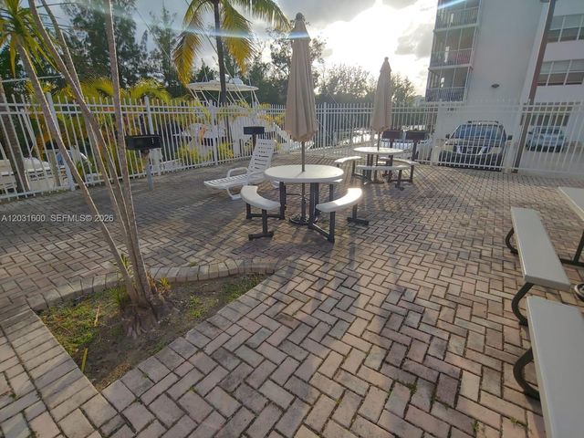 3660 NE 166th St 511, North Miami Beach, FL 33160