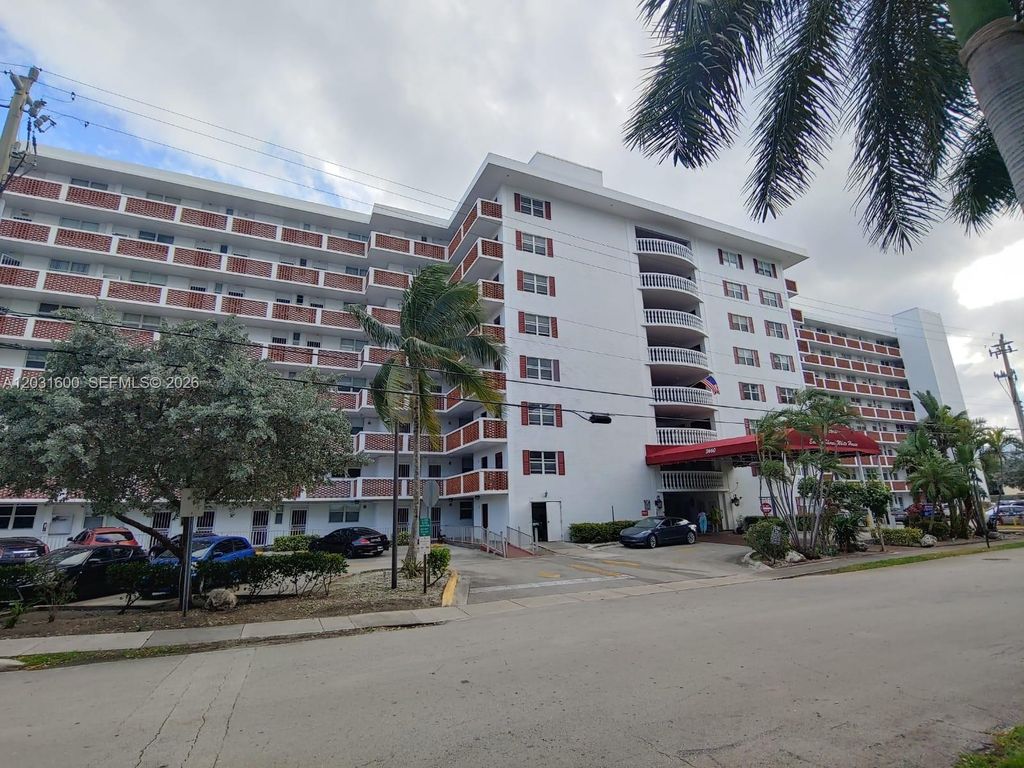 3660 NE 166th St 511, North Miami Beach, FL 33160