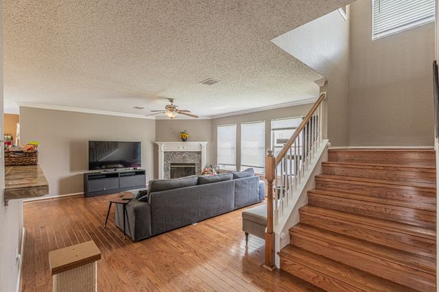 300 Creek Point Lane, Arlington, TX 76002