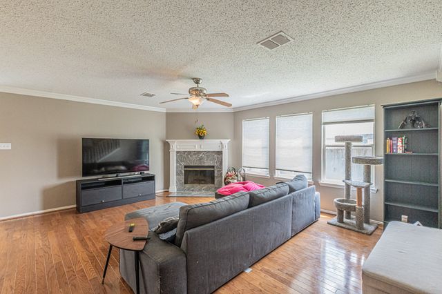 300 Creek Point Lane, Arlington, TX 76002