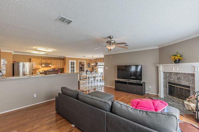 300 Creek Point Lane, Arlington, TX 76002