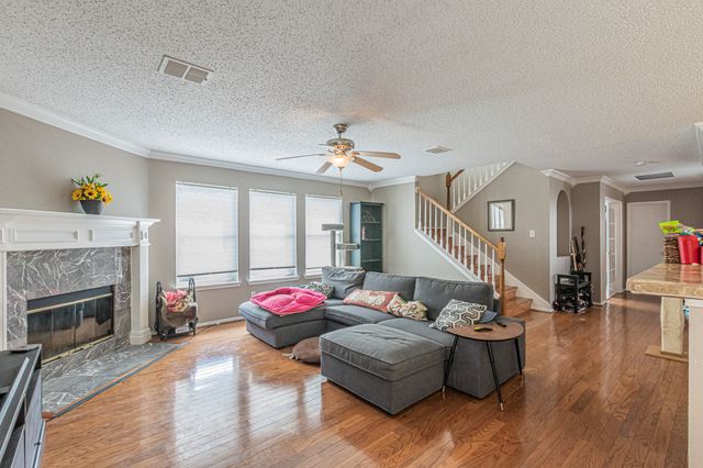 300 Creek Point Lane, Arlington, TX 76002