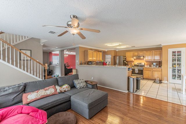 300 Creek Point Lane, Arlington, TX 76002