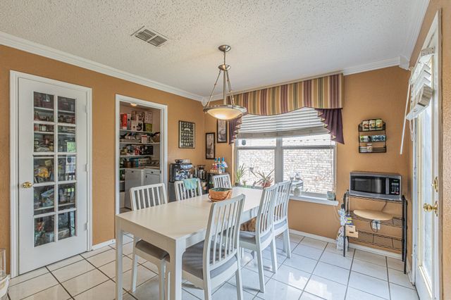 300 Creek Point Lane, Arlington, TX 76002